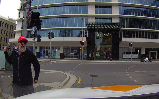 Пешак зажалио што је напао возача (ВИДЕО)