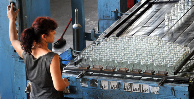 Радници Српске фабрике стакла настављају производњу