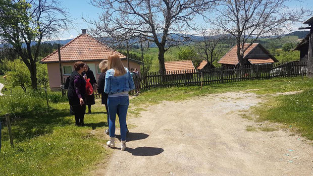 У четвртак сахрана девојке страдале у пљачки пумпе, село Вилови завијено у црно