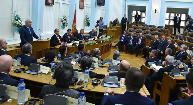 Црна Гора: Држава “замрзава“ зараде, и пензије на „стенд бају“, повећава се порез...