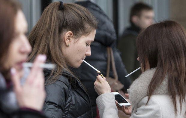 ПОРАЖАВАЈУЋИ ПОДАЦИ: Прву цигарету млади запале у узрасту између 13 и 15 година