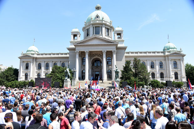 Уз скандирање до Андрићевог венца