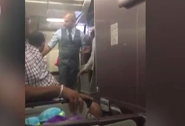 Инцидент у авиону, путник хтео да уђе у кокпит (ВИДЕО)