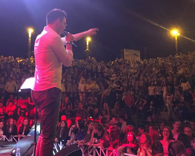 Жељко Васић у Бору певао матурантима 