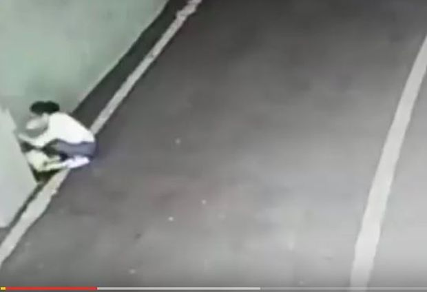 Мајка на улици оставила дете и побегла (ВИДЕО)