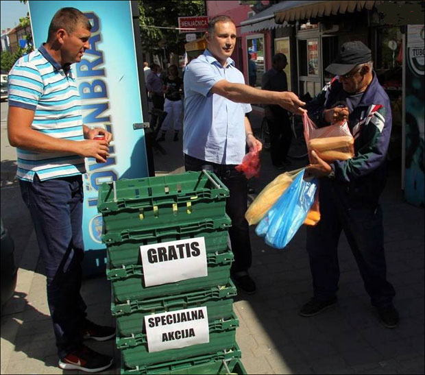 Пољопривредник народу делио тиквице (ФОТО)