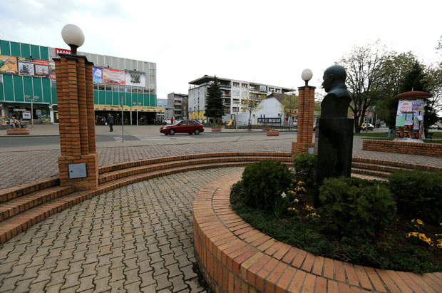 Графити и леци са усташким поздравом за дом спремни