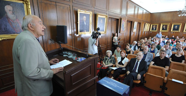 Векови међу корицама