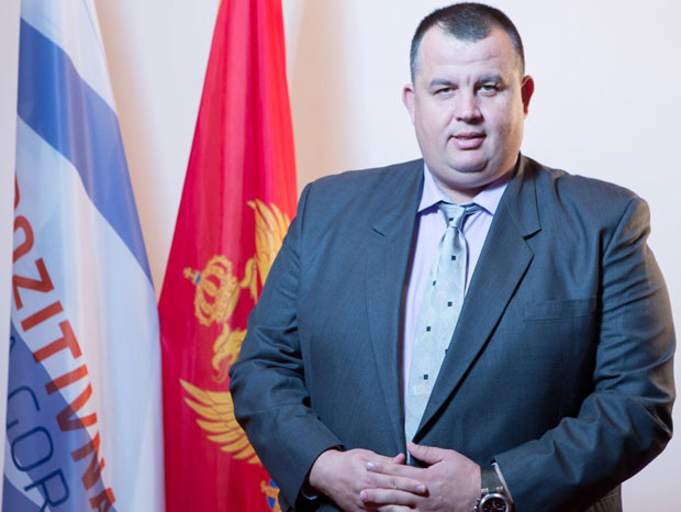 Црногорац који радницима купује кола и шаље их на Сејшеле сада поклања своју плату