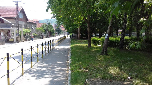 Црним комбијем без таблица нуде основцима превоз?!