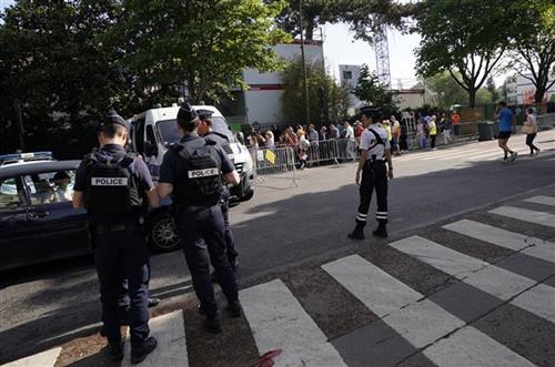 Аеродром Шарл де Гол без евакуације, лажна дојава о бомби