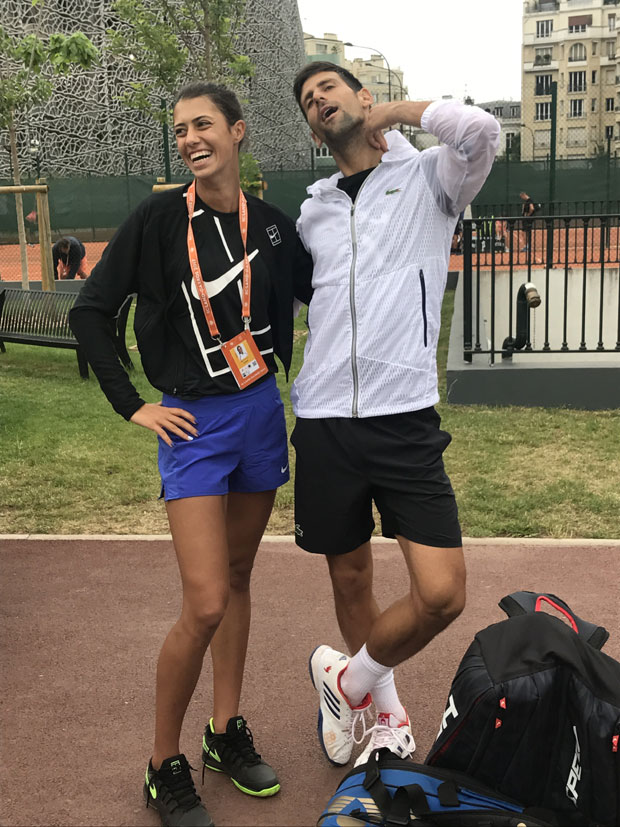 Новак спреман за осмину финала РГ: Тренинг, па позирање са Олгом