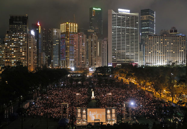 Хонг Конг: Хиљаде на годисњици протеста на Тјенанмену (ФОТО)