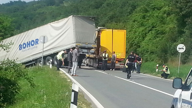 Судар камиона и комбија, теретњак слетео са пута!