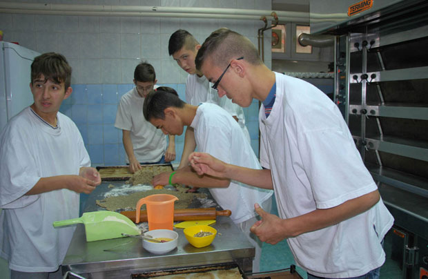 Ђаци праве пециво за вршњаке