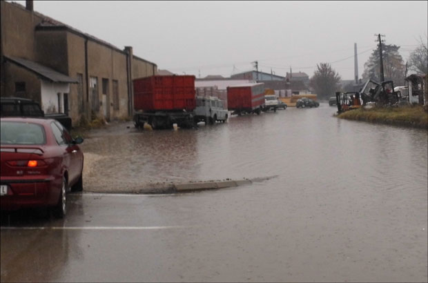 ЈАКО НЕВРЕМЕ ЗАХВАТИЛО ПИРОТ: Вода и у подрумима