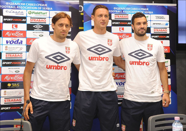 Пуне трибине руше Велс