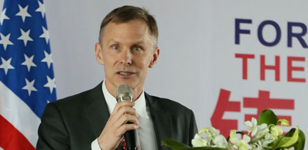 Отправник послова Амбасаде САД у Пекингу поднео оставку