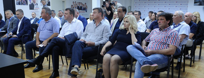 Врх СНС тражи: мандатар из наше странке