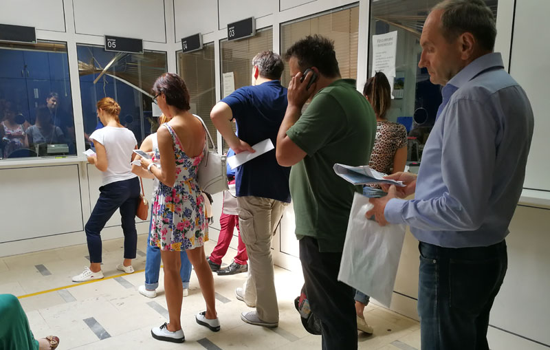 Грађани и даље по шалтерима