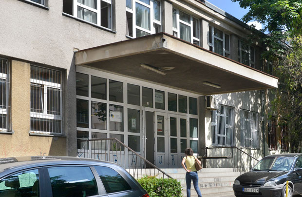 ПТТ школа: Опекао се палећи са другом дезодоранс упаљачем!