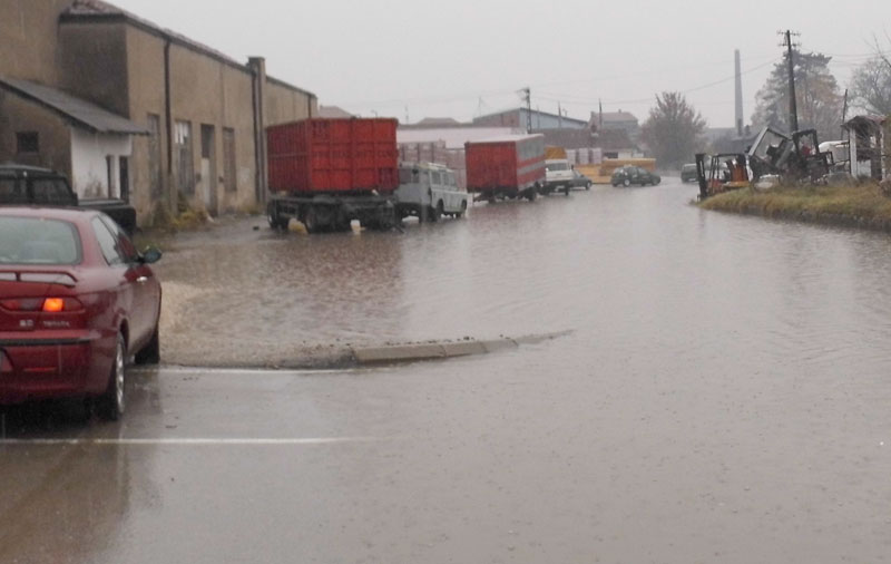 Вода прелила корита и однела пут