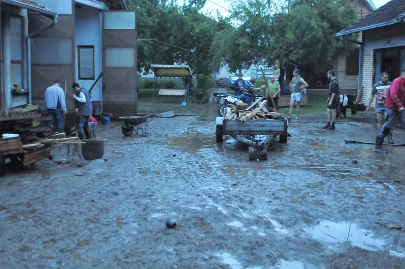 Набујао поток код Краљева: Ковачи под водом