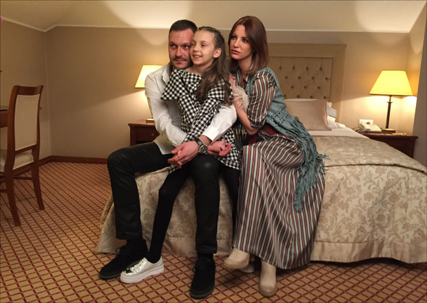 РЕПРИЗА МЕДЕНОГ МЕСЕЦА: Дејан Петровић и његова супруга прослављају деценију брака