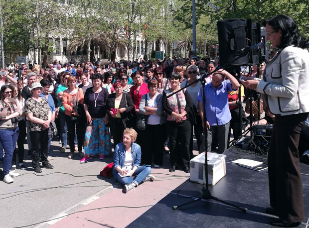 Мајке иду на биро или у пензију