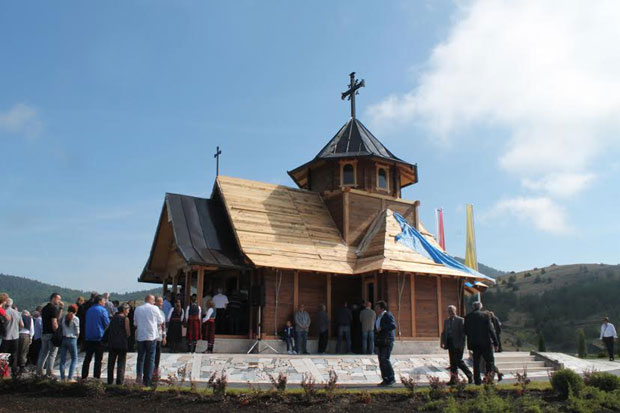 Освештан храм подно Муртенице