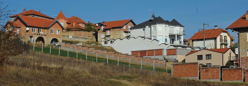 ПОЛИЦАЈАЦ - МЛАДОЖЕЊА РАНИО ДЕВОЈЧИЦУ: Метак са свадбе завршио на прослави дечјег рођендана!