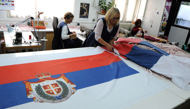 Себи узео лимузину, радницима дели отказе