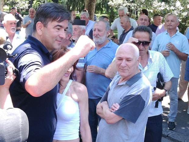 Уз псовке, Медојевићу узет имунитет