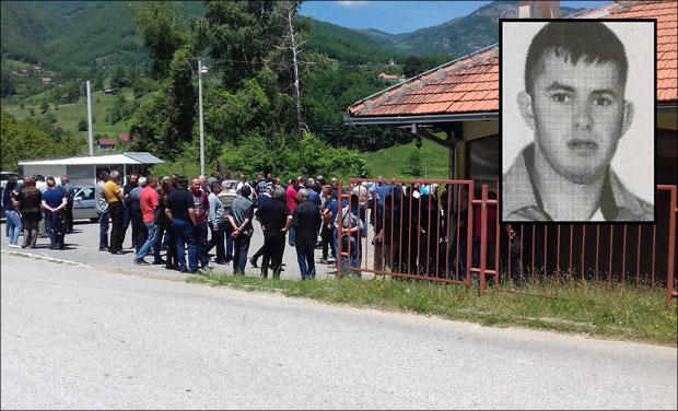 СУЗА СУЗУ СТИЖЕ У ТРЕШЊЕВУ: Изгубили два сина за 10 месеци