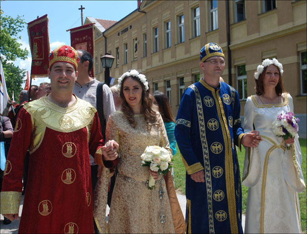 Заветовали се као принц и принцеза