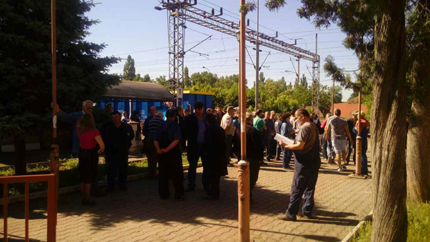 РАДНИЦИ ГОШЕ БЛОКИРАЛИ ПРУГУ: Добићете вагоне тек кад нам легну плате