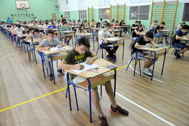 У средњим школама више места него што има малих матураната