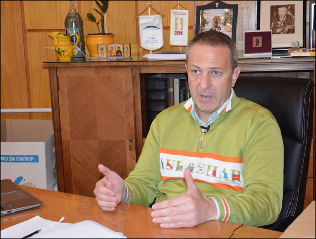 Граде три фабрике