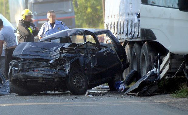 ТРАГЕДИЈА У СУРЧИНУ: У судару аутомобила и камиона погинула жена, друга особа тешко повређена