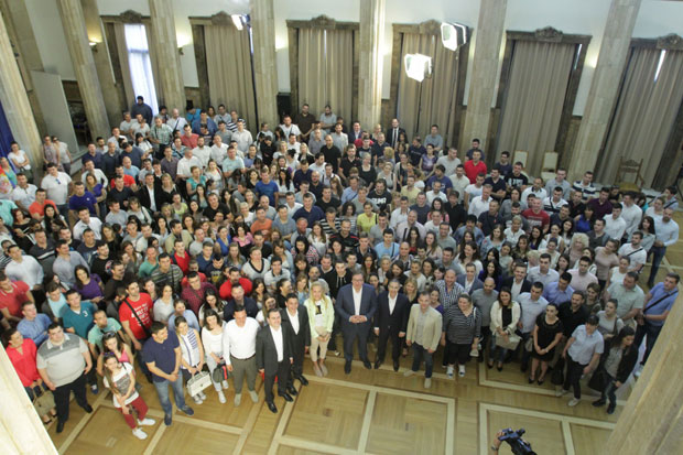 Млади СНС-а приредили изненађење председнику Србије