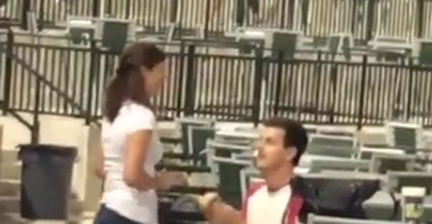 ДЕВОЈКА СА СРЦЕМ ОД КАМЕНА: Запросио је на стадиону, она га одбила (ВИДЕО)