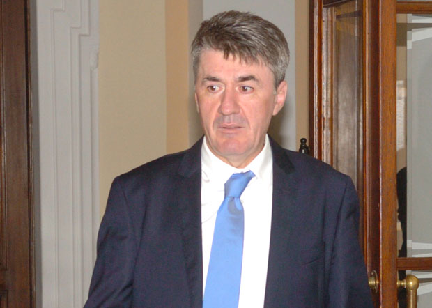 ШПИЈУНКА: Уселио се Луи