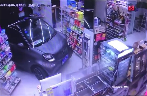 СВАКА ЧАСТ: Ушао аутом у продавницу да не би покисао (ВИДЕО)