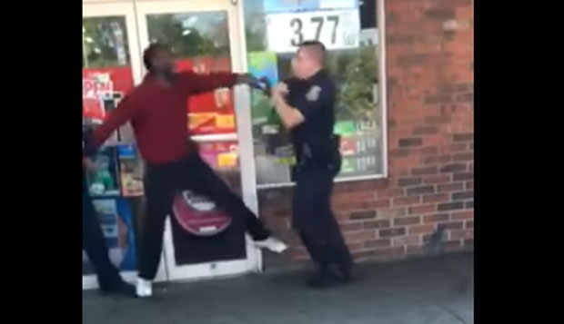 ПАКАО ДРОГЕ: “Зомбирани” зависник напао полицајце и покушао да их угризе (ВИДЕО)