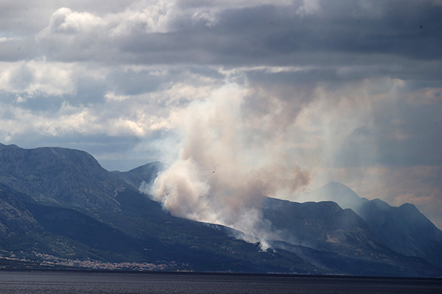 Ширење пожара код Подгоре заустављено, гаси га више од 200 ватрогасаца, јака бура отежава гашење искључена струја, евакуисано становништво