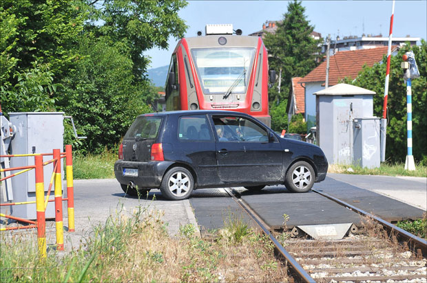 Преко пруге уз велики ризик