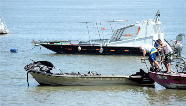 ПОЖАР КОД ЛИДА: Човек се спасао скоком у Дунав, ватра прети да захвати мост!