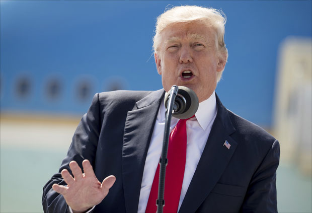 Оставке шест саветника, јер Трамп не хаје за борбу против сиде