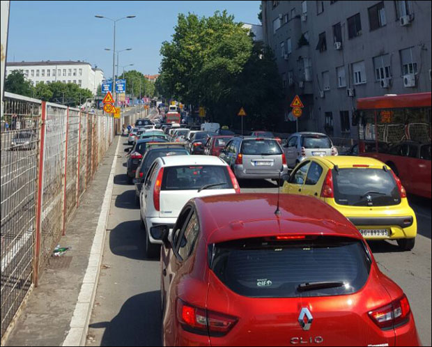 САОБРАЋАЈНИ КОЛАПС: Од Аутокоманде до Славије велике гужве