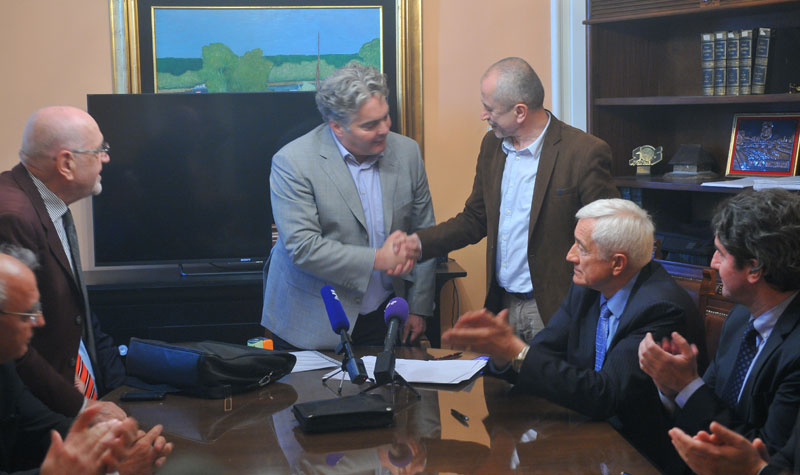 Адвокатска комора са два печата